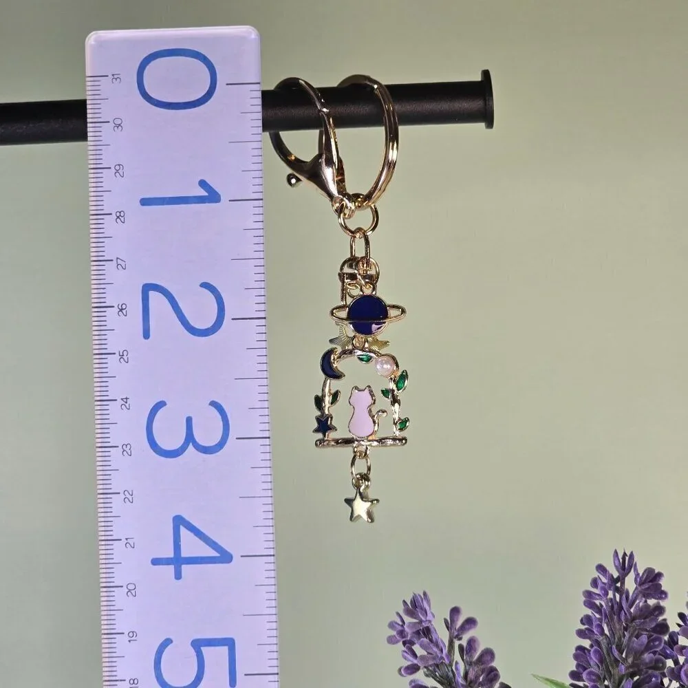 Cat‎ Admiring the Starry Sky Keychain Gold Tone (NWOT)